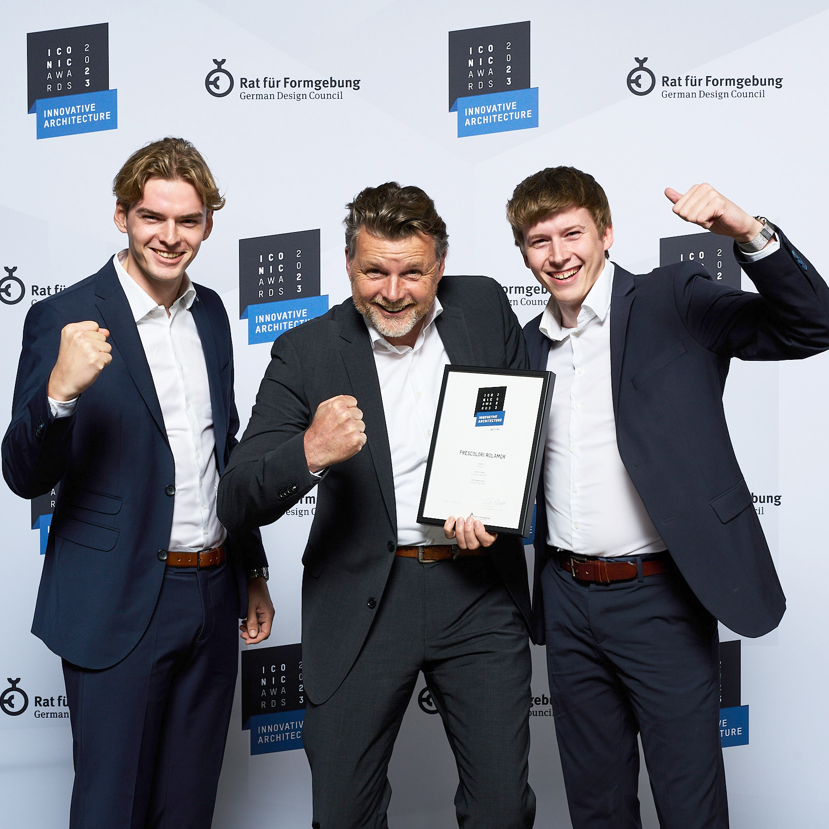 Geschäftsführer Frank Ewering und seine Söhne Ben Ewering und Max Ewering halten die Gewinnerurkunde für den ICONIC AWARD und jubeln.